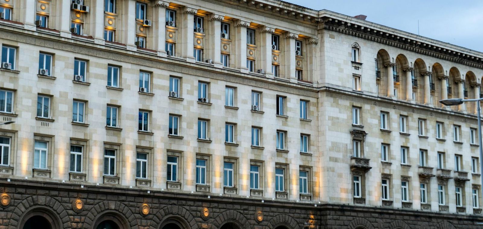 Commercial registry building
